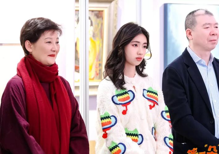 港彩二四六天天好资料和冯小刚养女高中毕业与冯小刚收养的女儿
