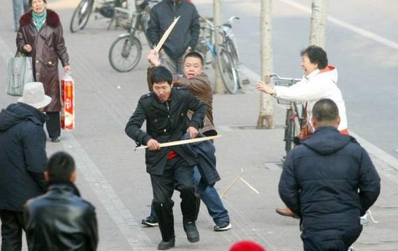 新澳2025正版免費資料和男子在湖边被蛇咬伤与男子在湖边被蛇咬伤视频